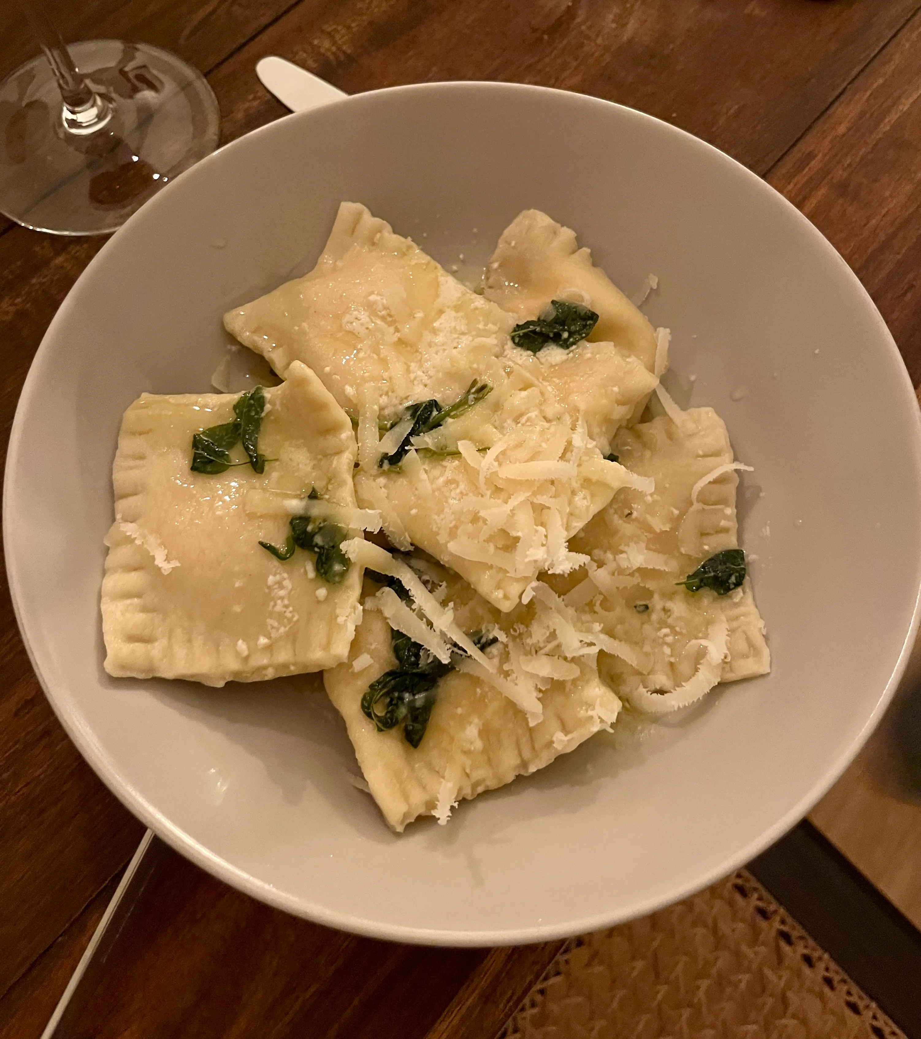 Ravioli mit Zitronen-Ricotta-Füllung & Salbei-Butter